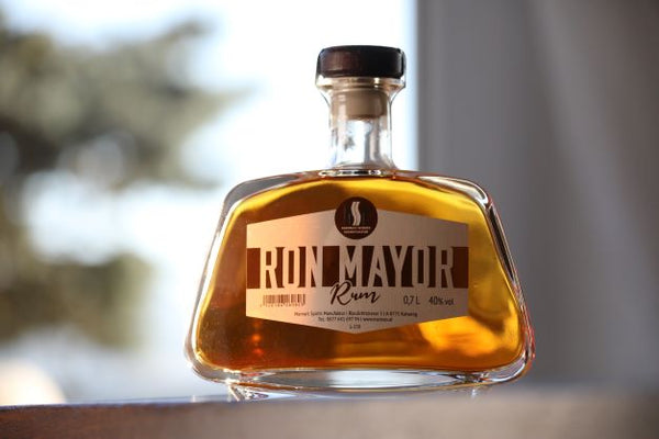 Erlebe den Geschmack der Karibik: Unsere Rum-Geschenkbox mit Ron Mayor Rum und Riedel Rumglas in handgefertigter Holzbox